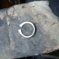 Obrim l'anell amb serreta deixant les mides exactes de la galeria que hem creat